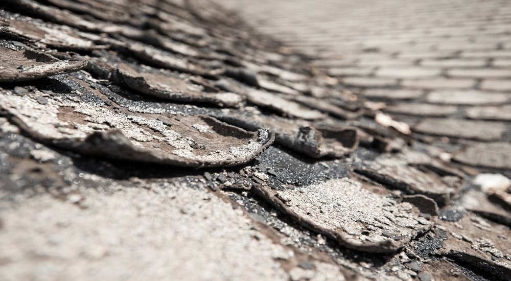 Un toit de shingles endommagé