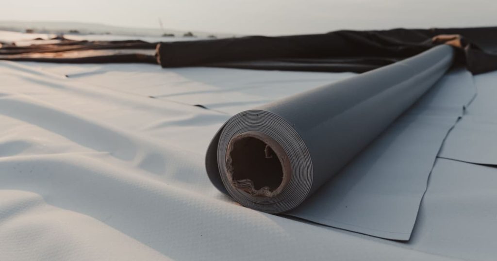 rouleau de PVC posé sur un toit plat