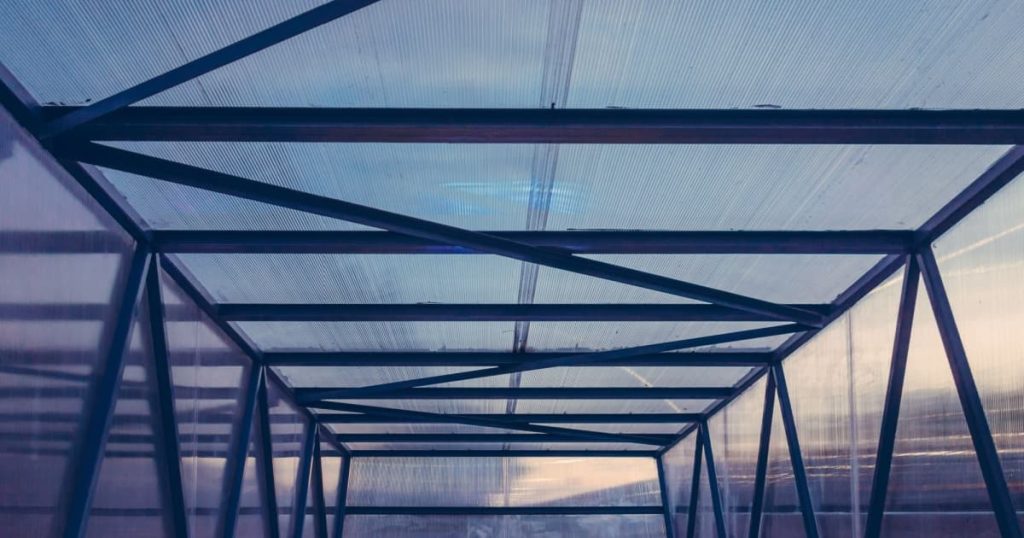 Toit en polycarbonate d'une serre sur fond de lever de soleil