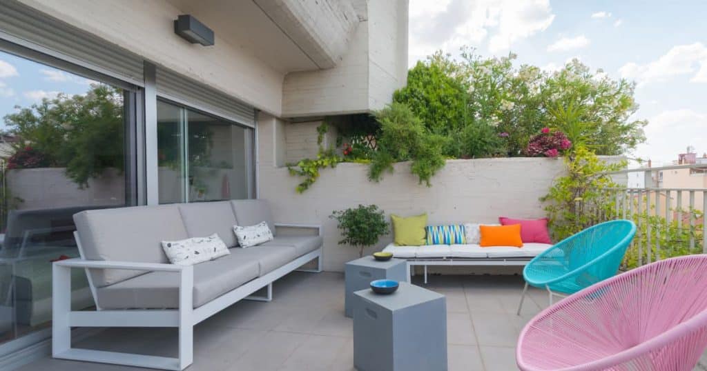 terrasse avec des canapés et chaises colorées