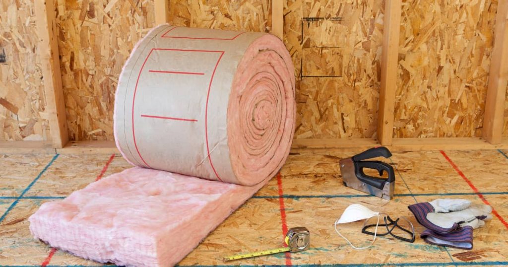 Rouleau d'isolant en laine avec des outils