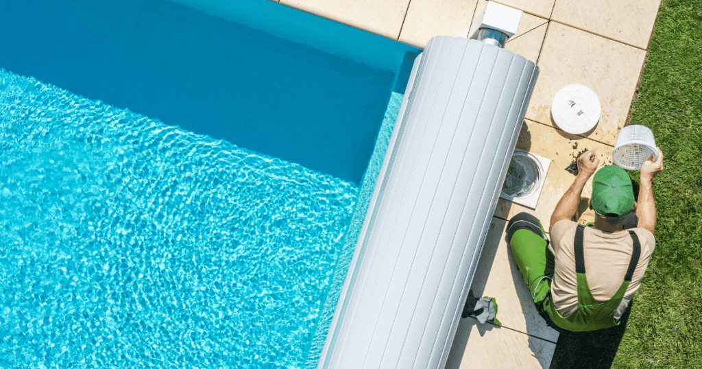 Professionnel qui nettoie le filtre d'une piscine 