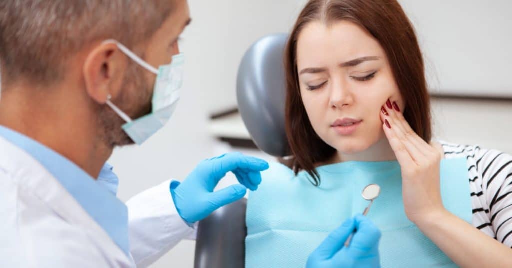 Patiente chez un dentiste qui présente un abcès dentaire 