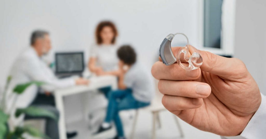 Rendez-vous chez un audicien pour discuter de la pose d'un appareil auditif 