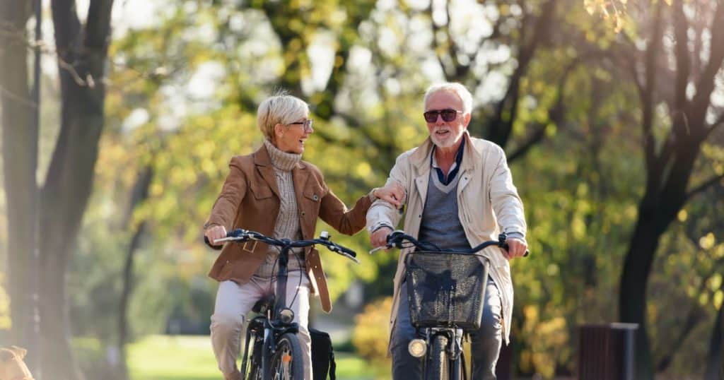 deux sexagénaires sur leurs vélos