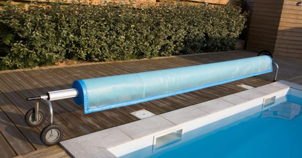 bâche thermique pour piscine sur une terrasse en bois