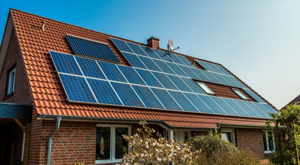 panneaux solaires sur une maison familiale