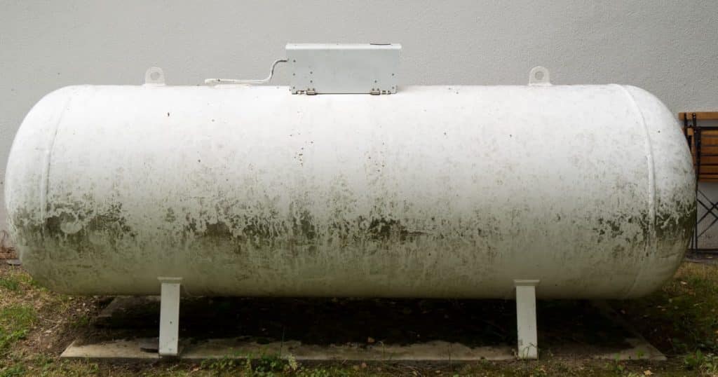 Une grande citerne de chauffage à gaz blanche