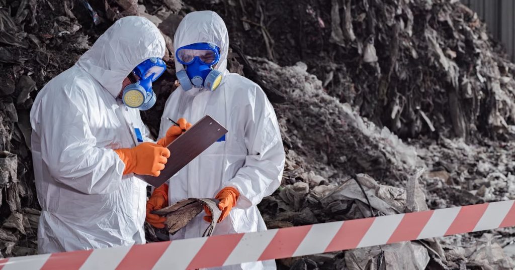 2 hommes en train d'analyser la présence d'amiante dans une déchetterie