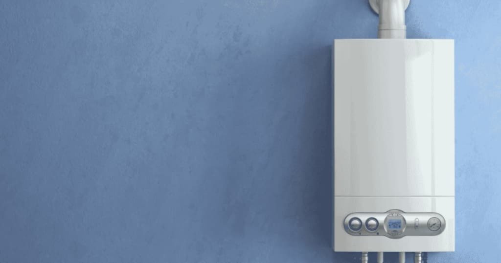 Chaudière blanche installée sur un mur peint en bleu