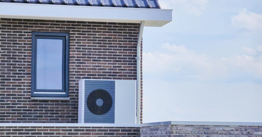 Une façade est l’un des meilleurs emplacements pour installer l’unité extérieure d’un système de climatisation si vous souhaitez refroidir une chambre.
L’unité extérieure est fixée au mur à l’aide de supports.