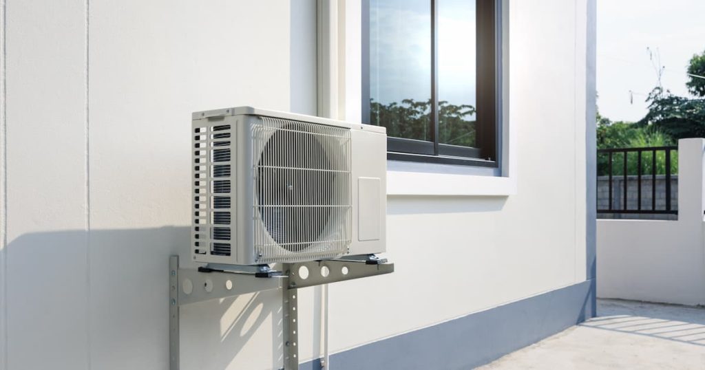 Détail d’un ventilateur blanc et de la grille blanche d’un climatiseur capable de refroidir plusieurs pièces.