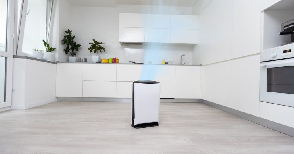 Un climatiseur mobile déshumidificateur au milieu d'une cuisine blanche