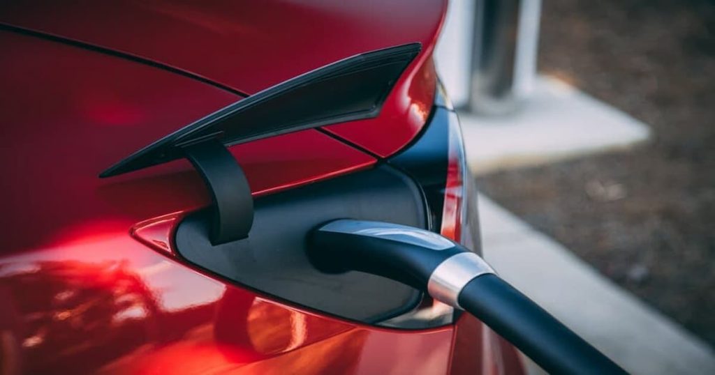 Une voiture électrique en chargement 