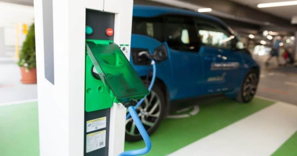 Une voiture électrique en charge dans un parking couvert
