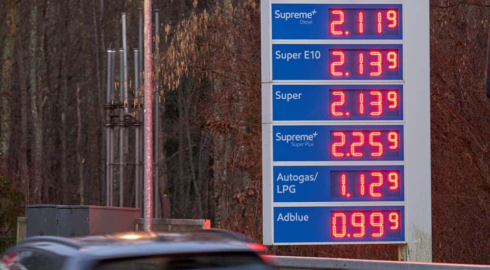 Prix carburant affichés sur un tableau.