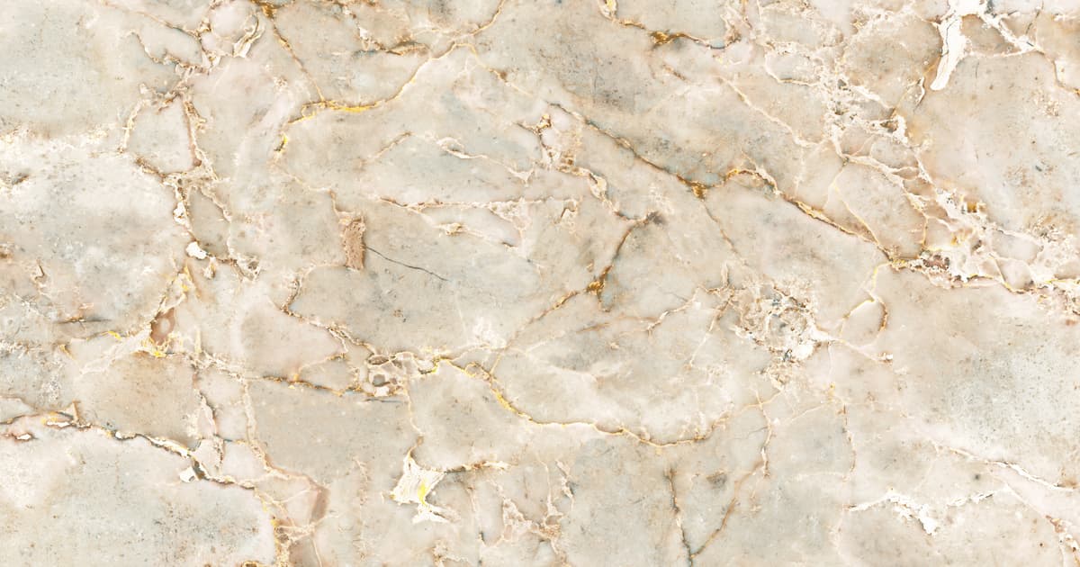 Crédence de cuisine taupe doux et de nuances crémeuses, entrelacées de veines irrégulières dorées et blanches