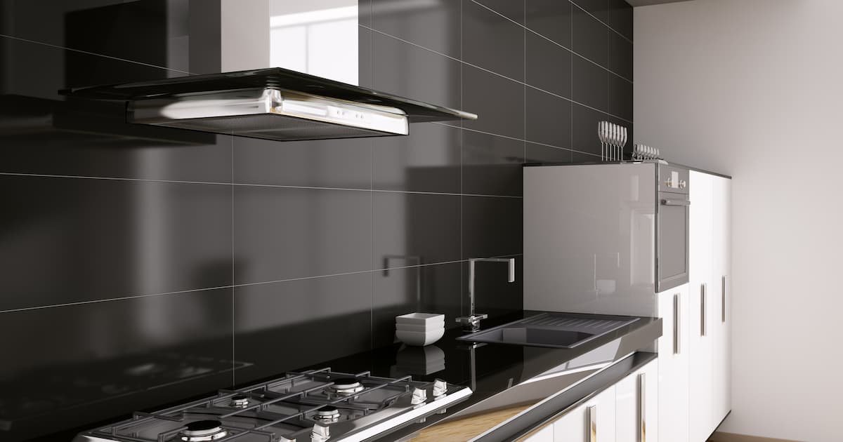 Cuisine moderne avec crédence carrelage noir, avec évier, cuisinière à gaz