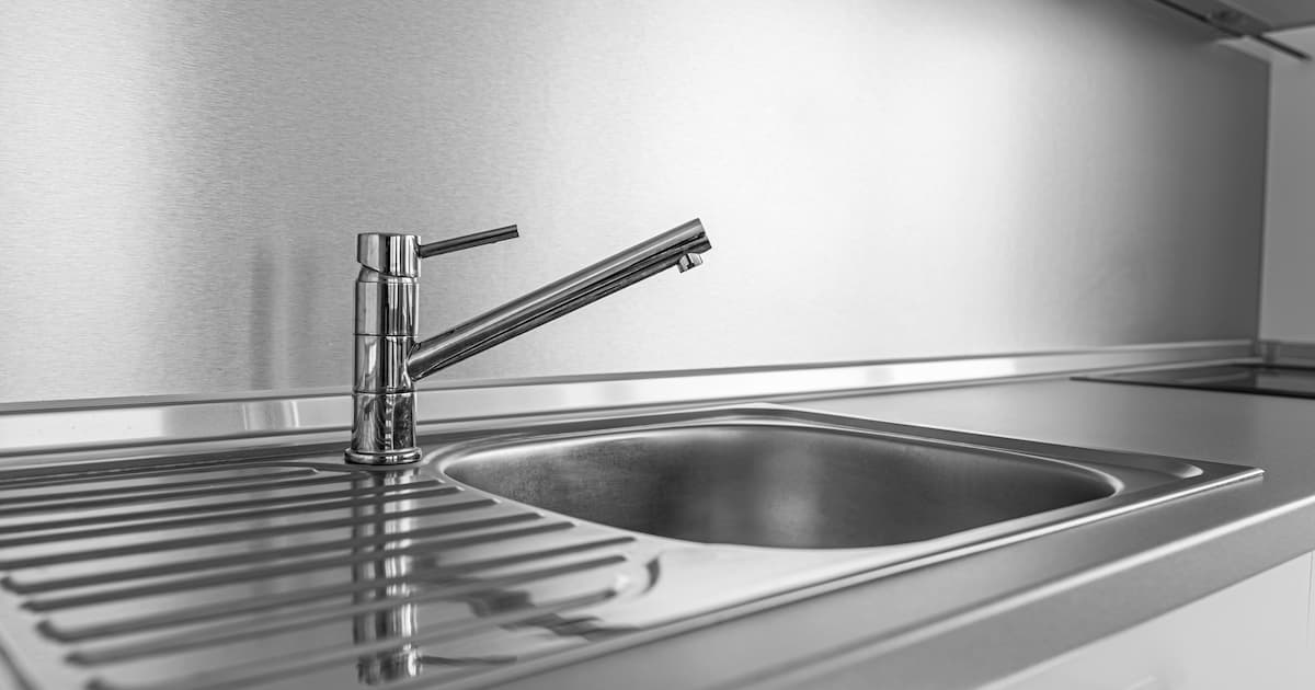 Évier de cuisine et robinet sur un plan de travail en acier