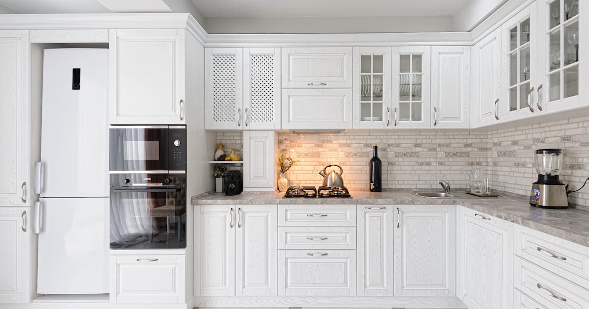 intérieur d'une cuisine moderne en bois blanc dans une maison de luxe