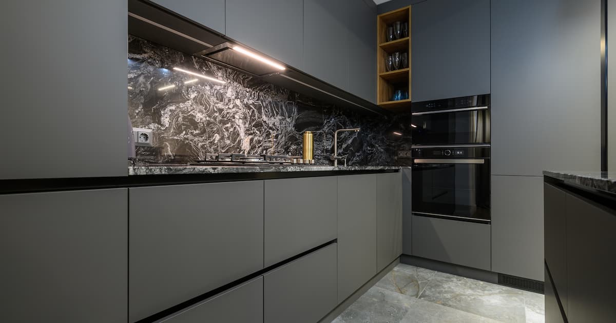 Vue de coin en gros plan sur une cuisine de luxe grise