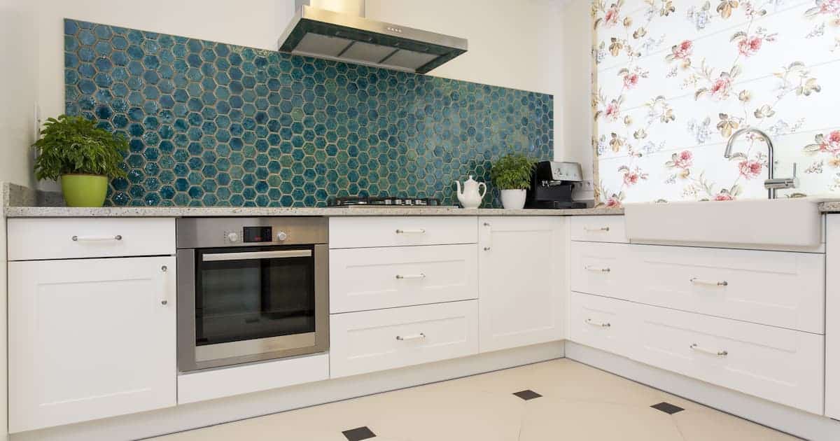 Cuisine moderne et élégante avec mur turquoise