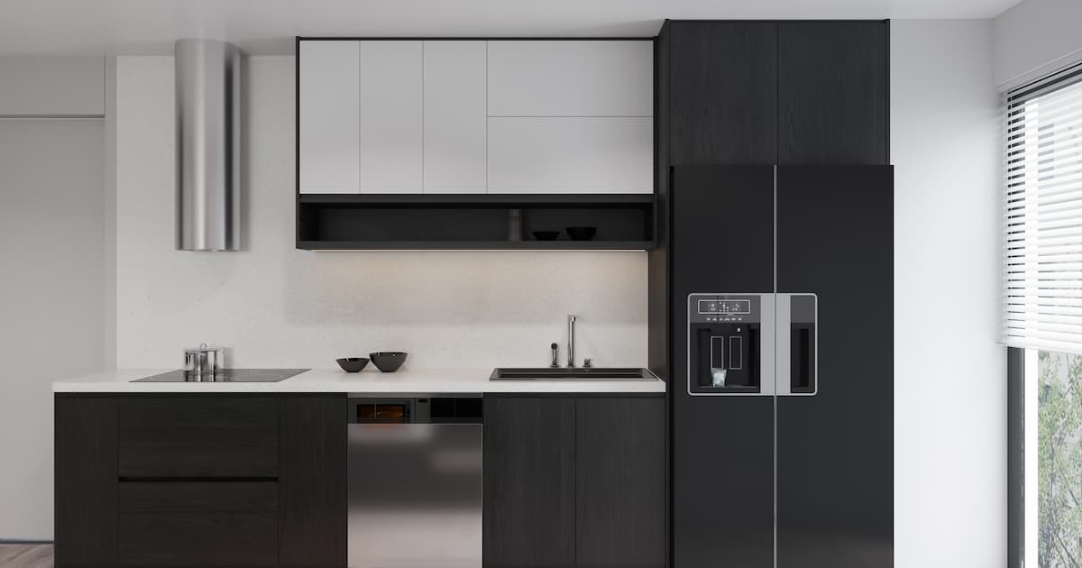 Cuisine noire moderne avec des accents blancs et des appareils en acier inoxydable