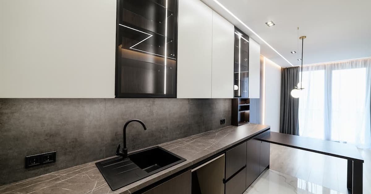 Cuisine moderne taupe et armoires du haut blanc