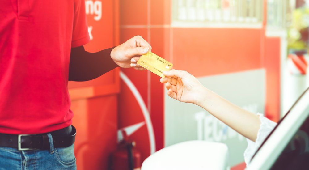 Paiement dans une station service avec une carte essence