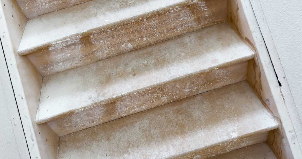 Décapage page d'un escalier pour préparer à sa rénovation