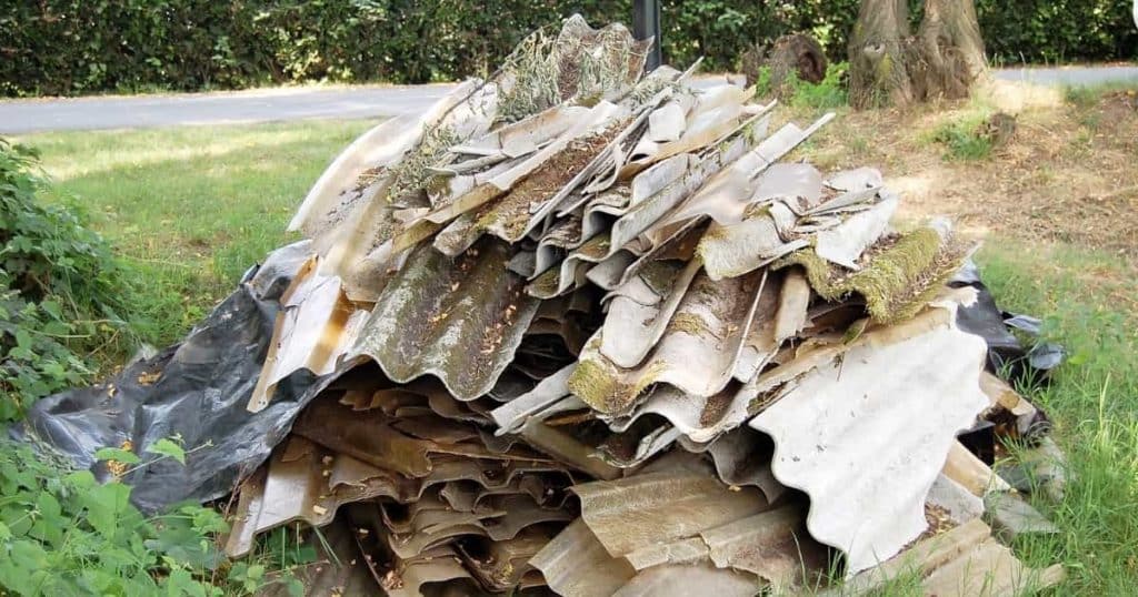 Déchets d'amiante récoltés dans un parc