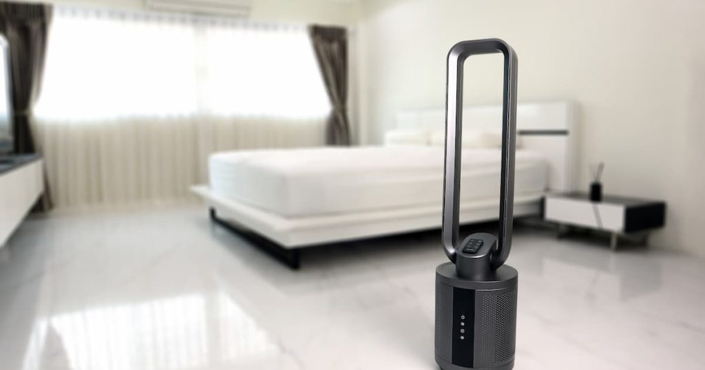 Un purificateur d'air Dyson au milieu d'une chambre