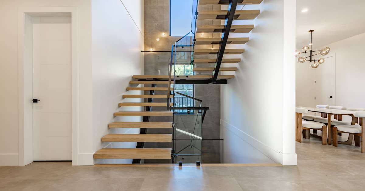 escalier quart tournant à limon central avec marches en bois