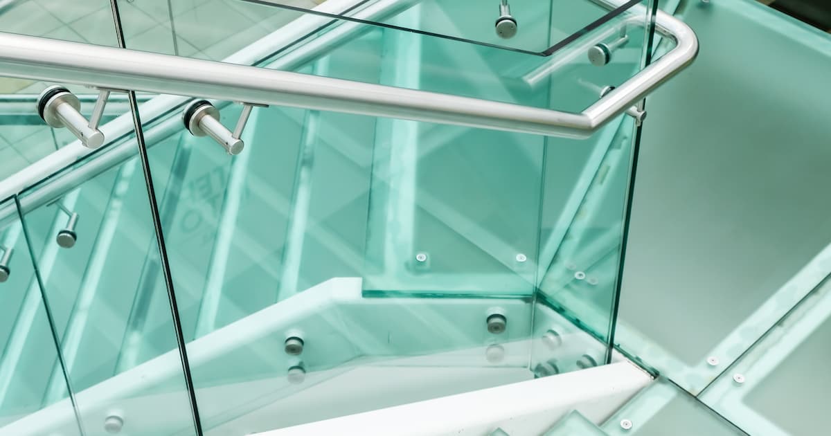 escalier avec marche et rampe en verre