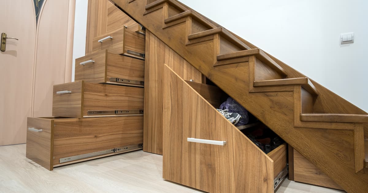 Un escalier en bois avec système de rangement tiroir