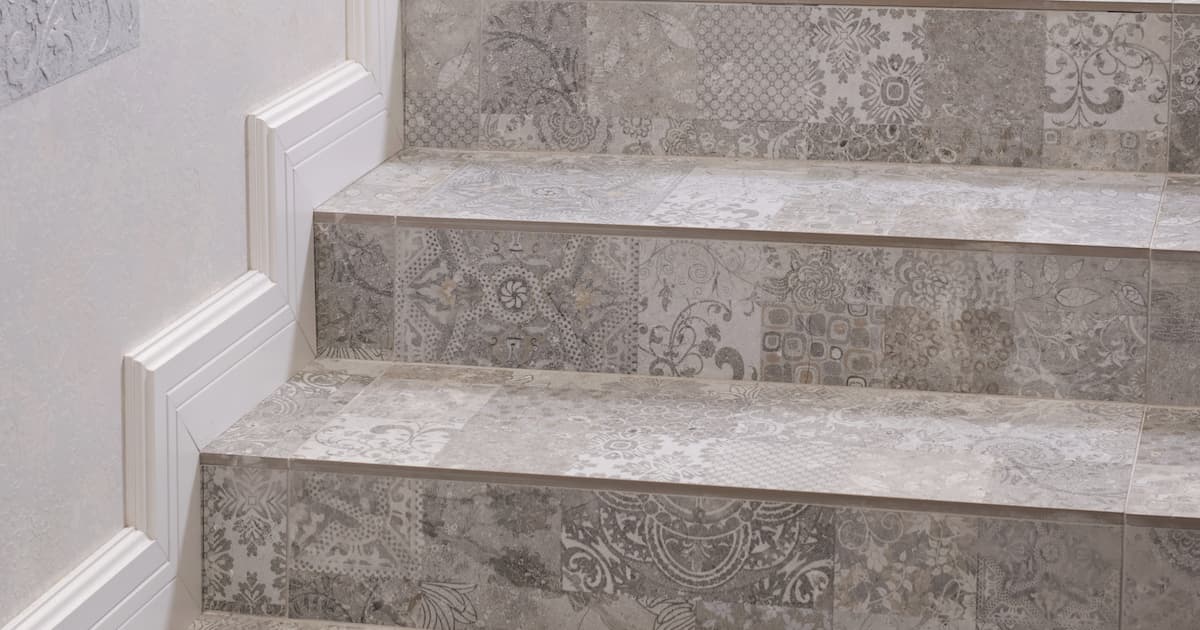 Escalier habillé avec du carrelage à motif