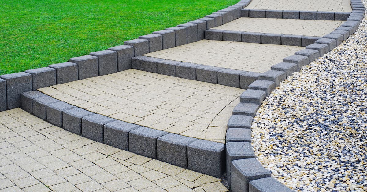 Escalier de jardin avec revêtement en pierre naturelle