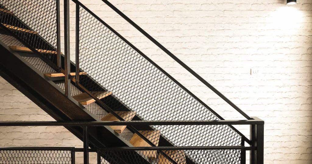 Escalier en acier sur mesure avec marche en bois