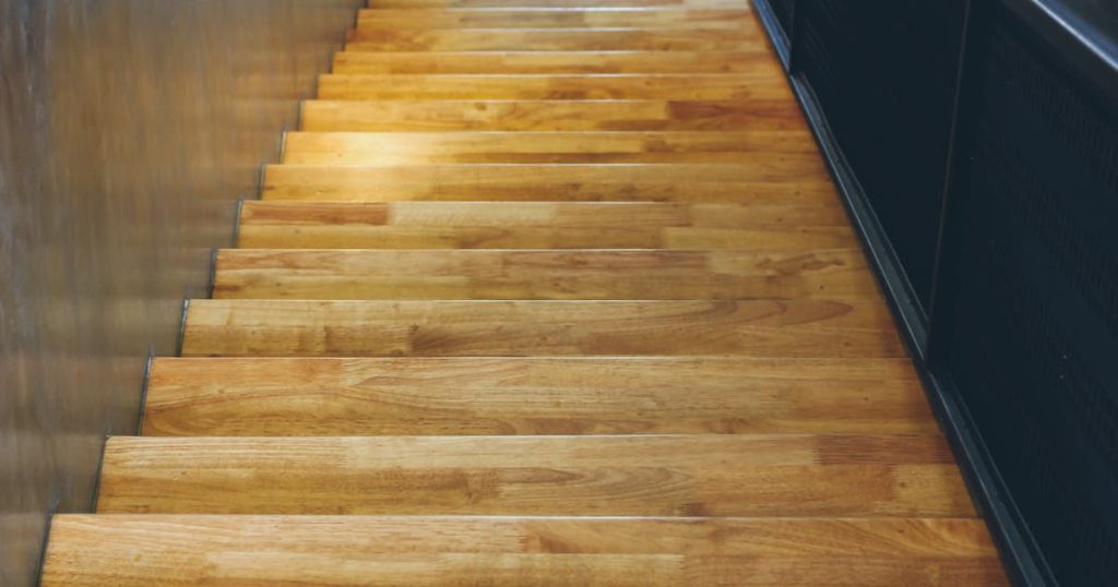 Vue supérieure d'un escalier en bois d'hévea
