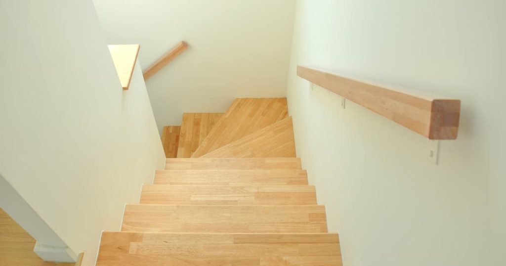 Vue supérieur d'un escalier en bois de hêtre