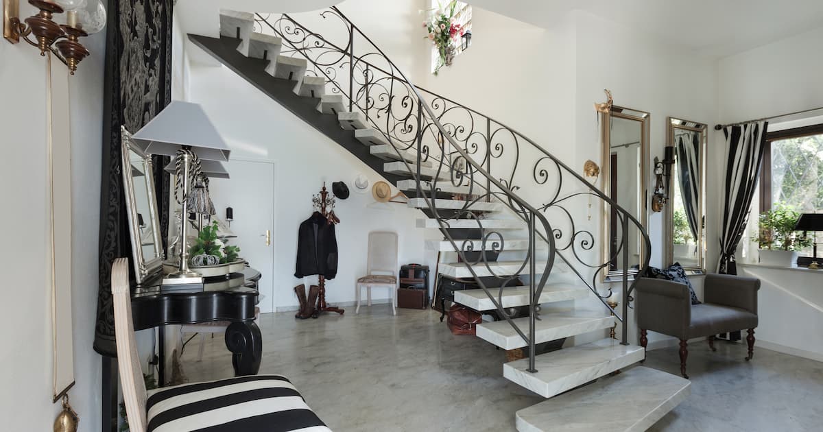 Escalier en marbre blanc dans une pièce à vivre