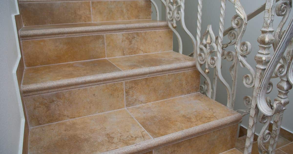 Escalier recouvert avec du carrelage