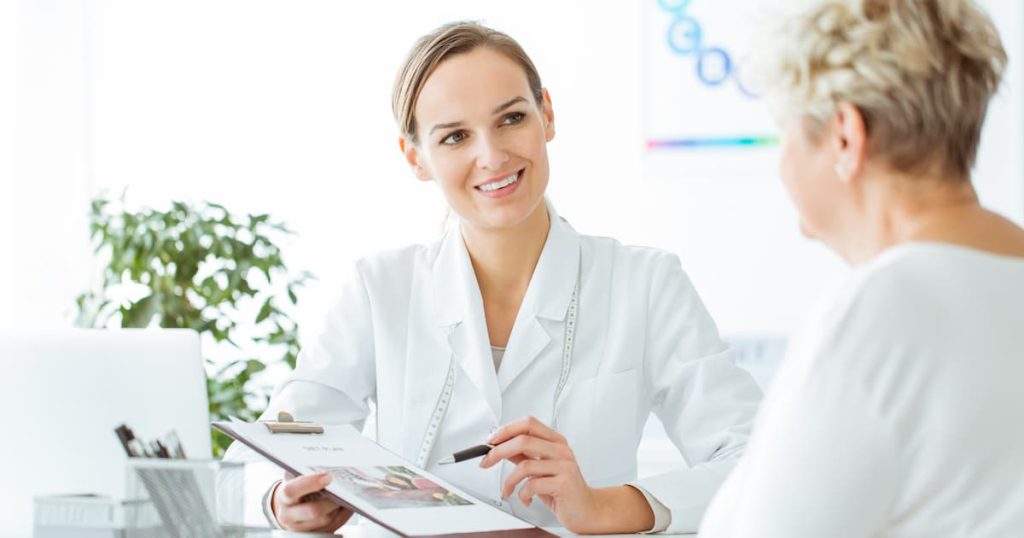 Femme souffrant de lipoèdeme qui consulte le médecine-conseil pour un remboursement