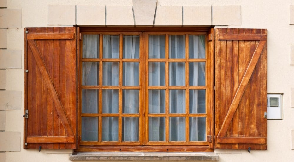 Fenêtre châssis en bois très élégant.