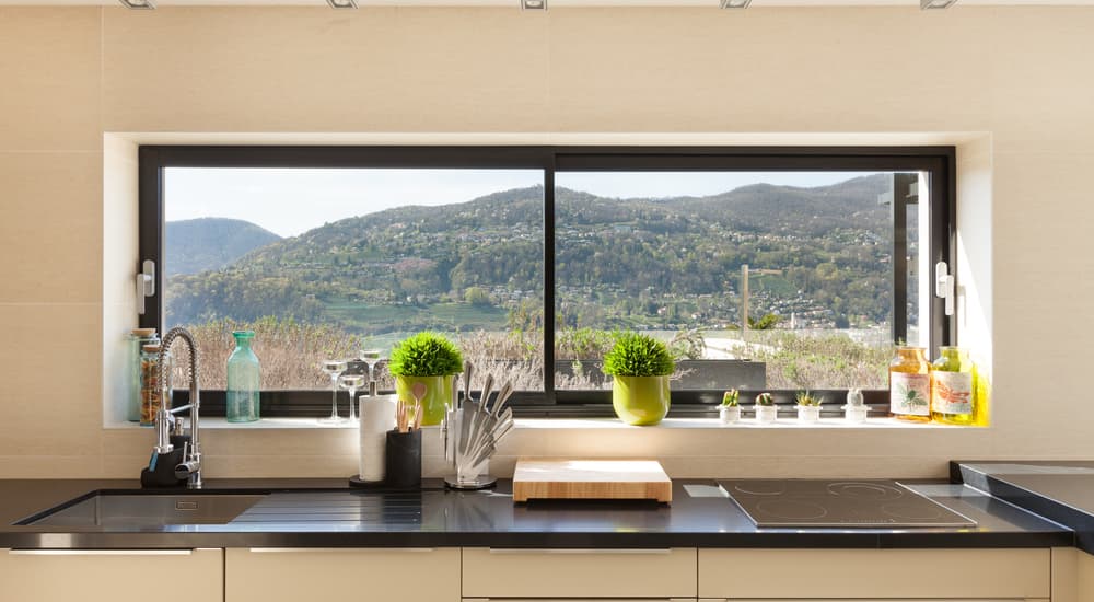 Fenêtre horizontale placée au-dessus du plan de cuisine.