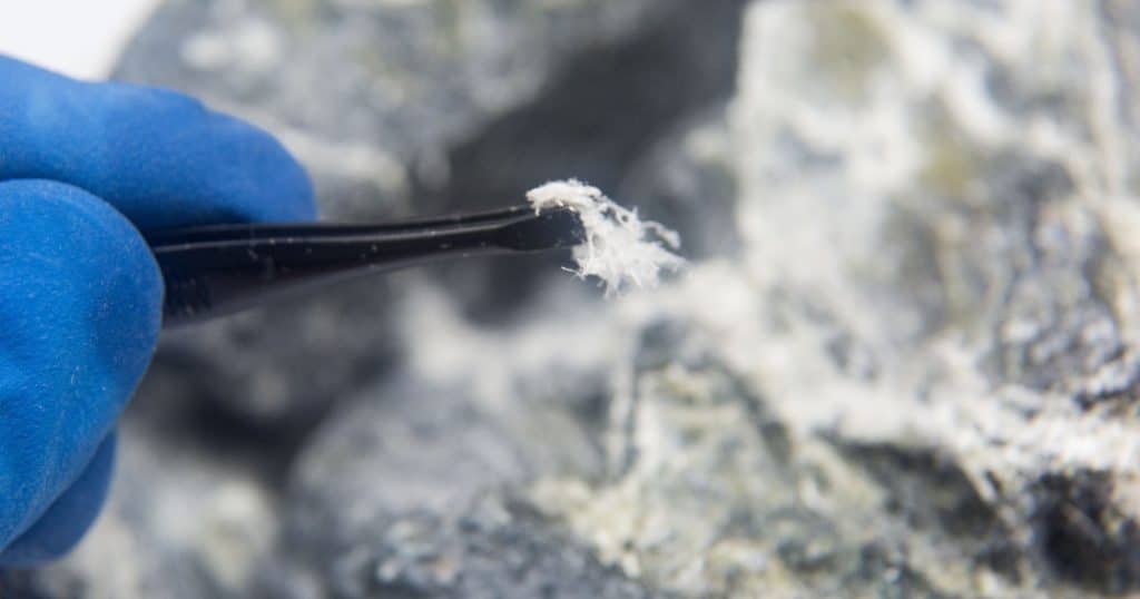 Fibre d'amiante extraite avec pince pour analyse