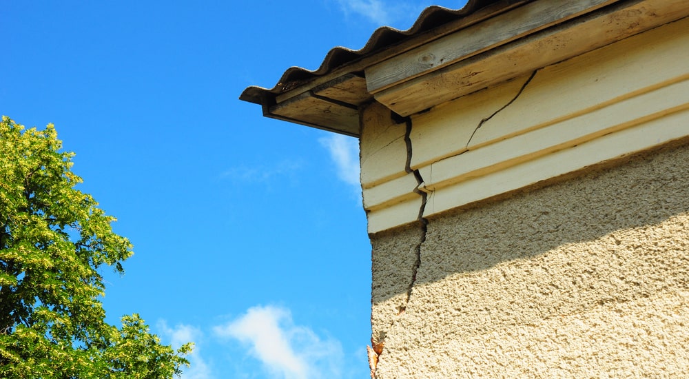 Fissure apparente sur un mur extérieur d'une maison 