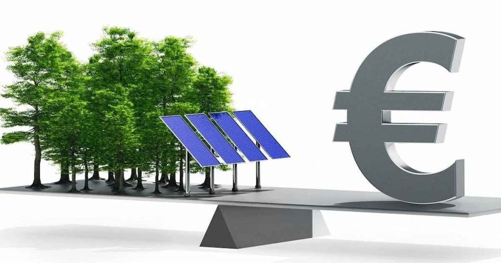 Des panneaux solaires sont entourés d'un signe euro et d'arbres verts. 