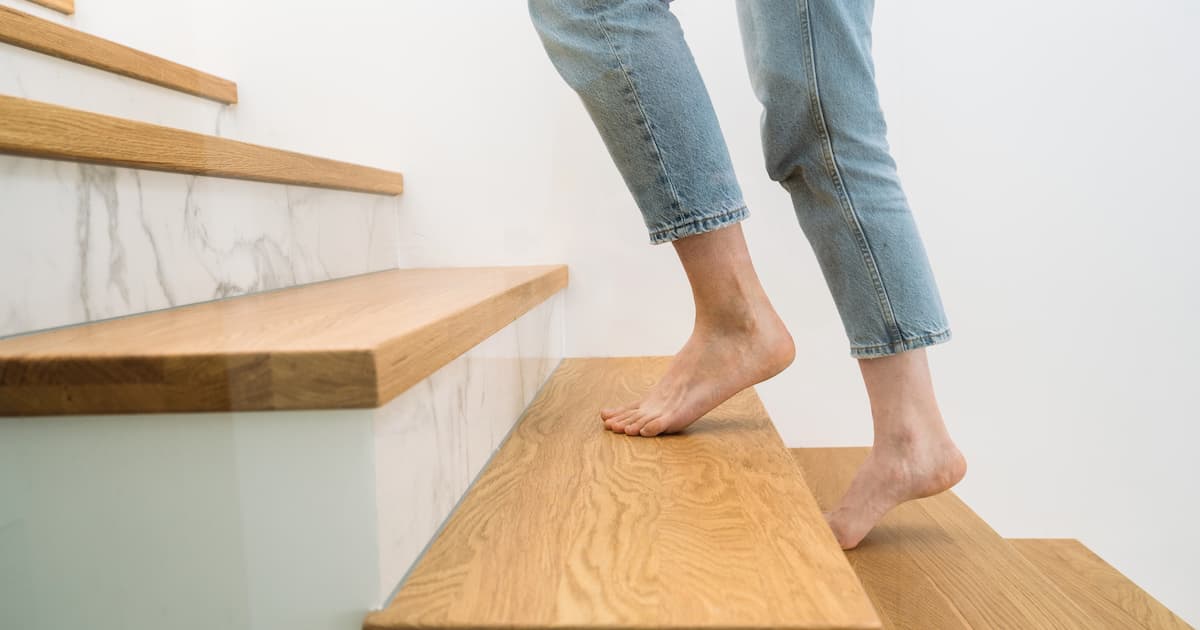 une femme en train de monter des escaliers qui grince