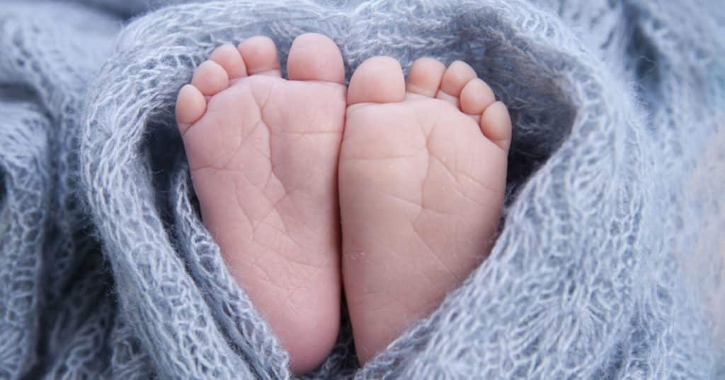 Deux pieds de bébé formant un coeur 